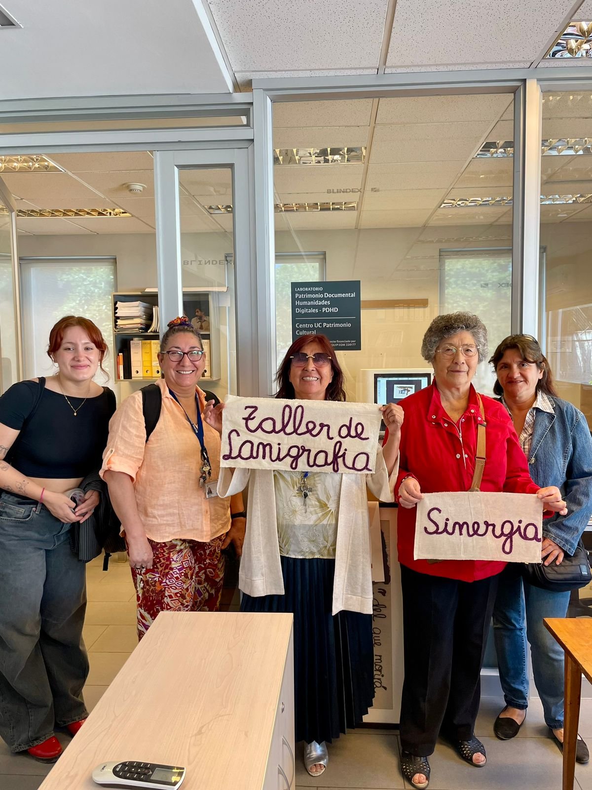 Un grupo de cinco arpilleras en el taller de Lanigrafía PRAIS